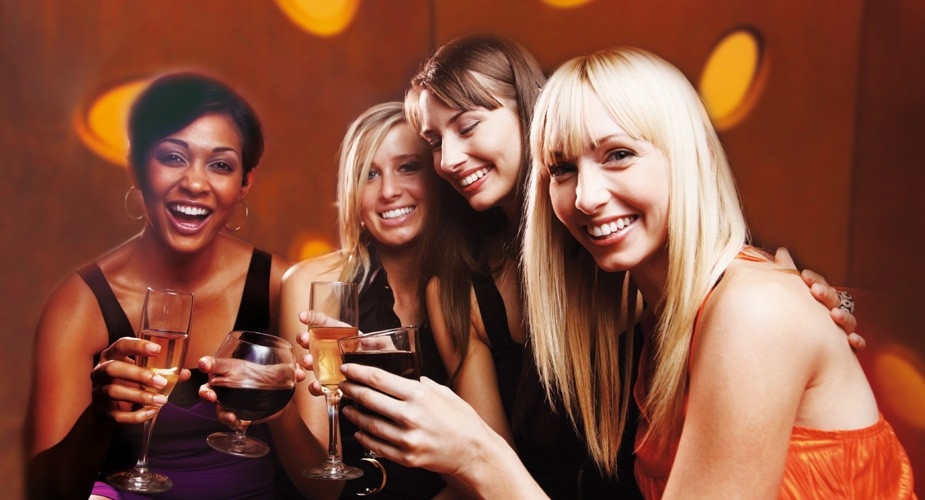 Damengruppe mit Drinks in den Händen bei der Ladies Night